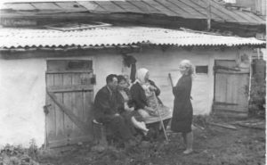 При школе были мастерские.